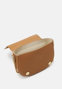 Borsa a tracolla in pelle marrone con una texture liscia, dettagli in metallo dorato e design a pattina aperta che rivela un interno beige.