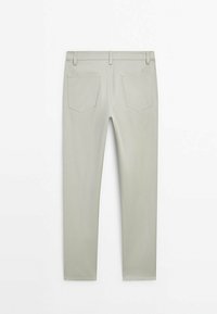 Lichtgrijze broek met een slim fit, vijf zakken en riemlussen, die een zachte textuur en een strakke, minimalistische stijl heeft.