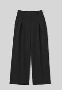 Pantalons noir à jambes larges avec un design plissé à l'avant, ceinture, et sans fermetures visibles. Fabriqués en tissu lisse et léger.