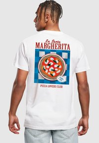 White t-shirt featuring a colorful pizza graphic with green peppers and mozzarella on a checkered blue background. Text reads "La Santa Margherita."
