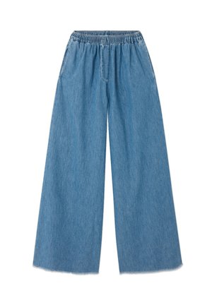 Pantalon large bleu clair en denim, avec une ceinture élastique, des poches latérales et une silhouette droite. Coutures visibles.