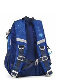 Zaino blu navy con motivo stellato, tasche laterali in rete e spallacci regolabili. Presenta accenti grigi e molteplici fibbie per una chiusura sicura.