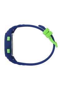 Orologio in silicone blu con accenti verdi, cassa rotonda e cinturino con fibbia. Presenta due pulsanti verdi sul lato e una lunetta testurizzata.