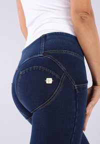 Freddy WR.UP - JEGGINGS PUSH UP - Jeggings - denim scuro con cuciture gialle