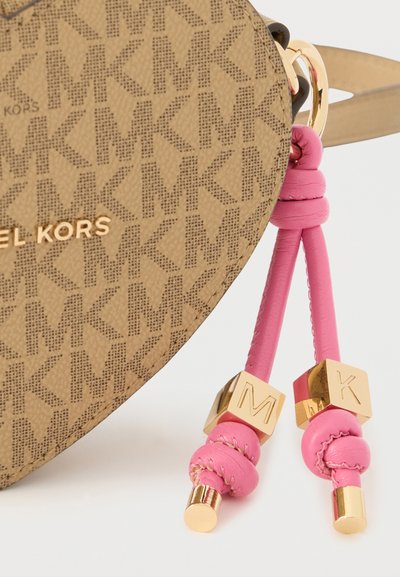 Καφέ τσάντα Michael Kors με επαναλαμβανόμενο μοτίβο λογότυπου MK, χρυσά γράμματα και ροζ δερμάτινα φουντάκια με χρυσά γούρια κύβου MK.