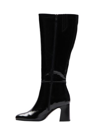 Zwarte gepatineerde leren kniehoog laarzen met een chunky hak, echter puntige neus en een rits aan de zijkant voor gemakkelijk aan- en uittrekken. Gladde, glanzende textuur.