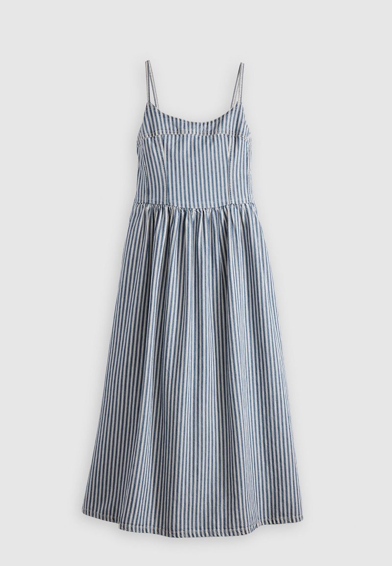 Robe rayée avec de fines bretelles spaghetti, corsage ajusté et jupe évasée. Les couleurs incluent bleu et blanc, fabriquée à partir d'un tissu léger.