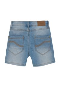 Denimske kratke hlače v svetlo modri barvi, ki imajo ravno pas, dve zadnji žepni z ukrivljenimi šivi ter ojačano šivanje ob robovih.