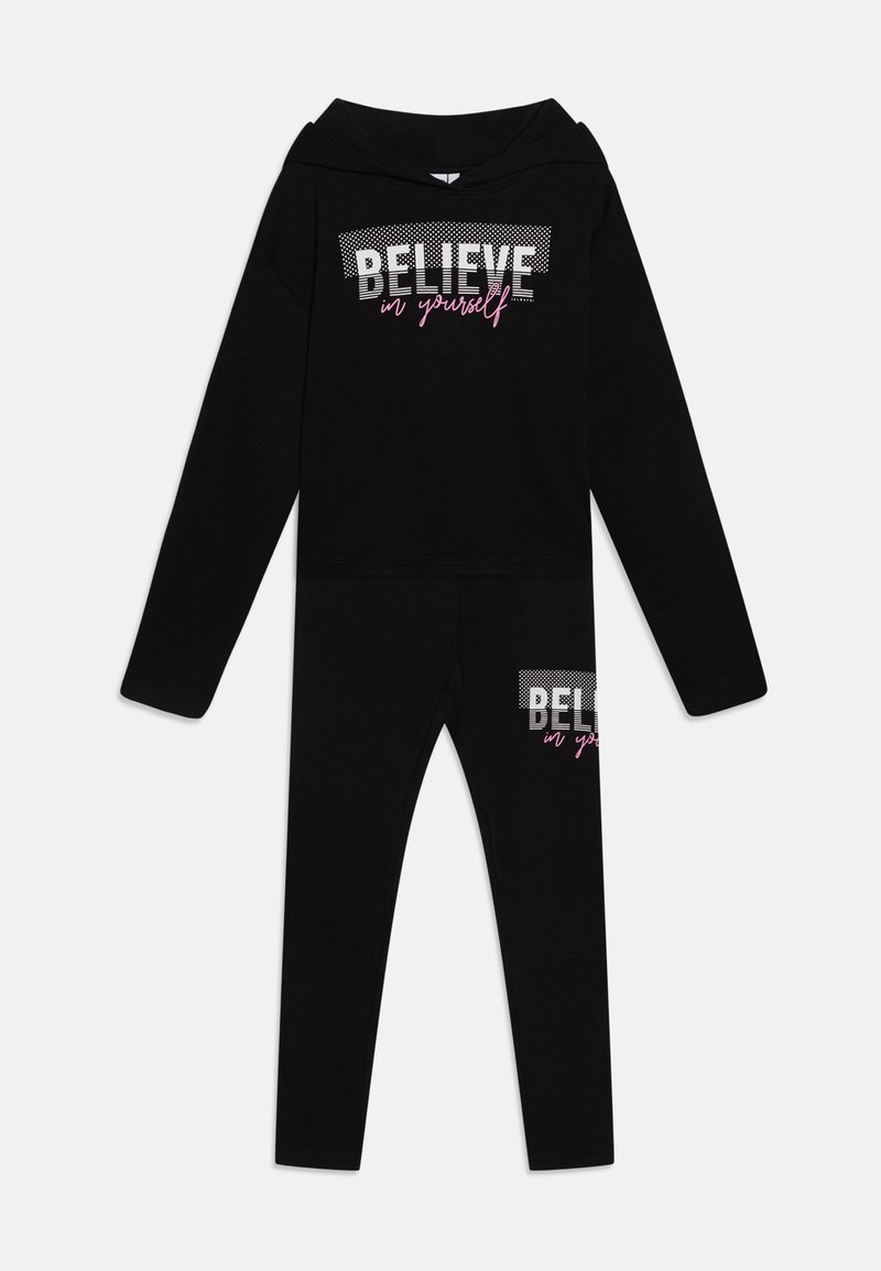 Sudadera con capucha negra y leggings a juego que presentan el texto "CREE en ti mismo" en blanco y rosa, con un patrón de puntos.