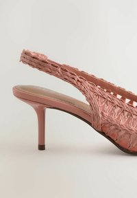 Roze geweven slingback hak met een slanke naaldhak en open teen, met verfijnde gevlochten banddetails over de voet.
