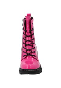 Botas de combate de charol rosa brillante con cordones negros, suelas resistentes y una textura suave, que cuentan con una cremallera en el lateral para ponerlas y quitarlas fácilmente.