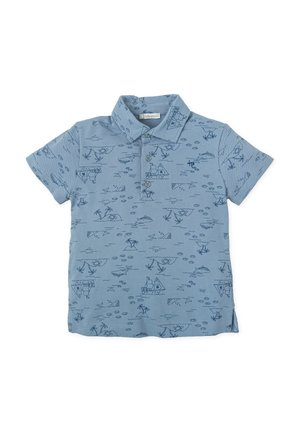 Camiseta polo azul de manga corta con un estampado náutico de barcos, criaturas marinas y olas en azul más oscuro. Confeccionada con tela suave y cuello con solapa.