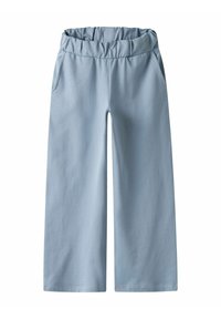 Pantaloni larghi azzurro chiaro con cintura elastica, due tasche laterali e una texture liscia. Adatti per un abbigliamento casual o per il comfort.