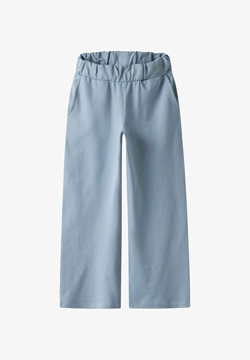 Pantaloni larghi azzurro chiaro con cintura elastica, due tasche laterali e una texture liscia. Adatti per un abbigliamento casual o per il comfort.