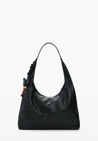 Mustast nahast õlakott, millel on lillemustrilist perforatsiooni, kaunistatud tutide ning ühelt küljelt liblika- ja südamekujuliste ripatsitega.