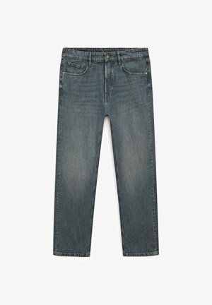 Modré džíny s rovnými nohavicemi, předním zapínáním na knoflík a zip, pěti kapsami a poutky na pásek, položeny natažené na bílém pozadí.