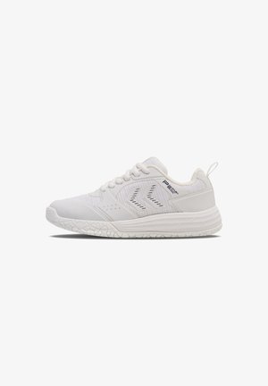 Weiße Sportschuhe mit einem strukturierten Mesh-Obermaterial, Gummisohle und kontrastierenden dunklen Logo-Akzenten an der Seite. Runde Schnürsenkel und Zugschlaufe.