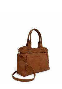 Sac à main en cuir marron avec deux poignées supérieures et une bandoulière amovible. Il présente une finition texturée et des poches latérales inclinées.