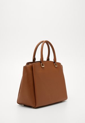 Brązowa skórzana torebka z dwoma zaokrąglonymi uchwytami i złotymi elementami na jednolitym białym tle.