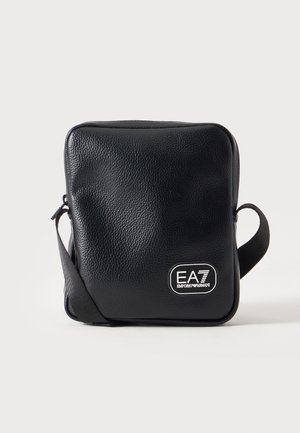 Czarna, teksturowana skórzana torba na ramię z naszywką z logo Emporio Armani EA7 z przodu i regulowanym paskiem na ramię.