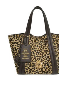 Borsa a mano con stampa leopardata, manici in pelle marrone, dettagli in oro e una targhetta removibile con testo stampato e un nodo decorativo.