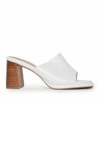 Hvide læder åben-tå mules med en bred overdel, der har en firkantet formet træblok hæl. Glat tekstur med minimale design detaljer.