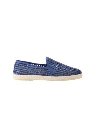 Zapatilla azul tejida tipo slip-on con suela blanca texturizada, diseño transpirable y panel lateral elástico para facilitar su uso.