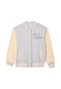 Jasnoniebieska i kremowa kurtka varsity z napami, ściągaczami na rękawach oraz naszywką "USA" na lewej piersi.
