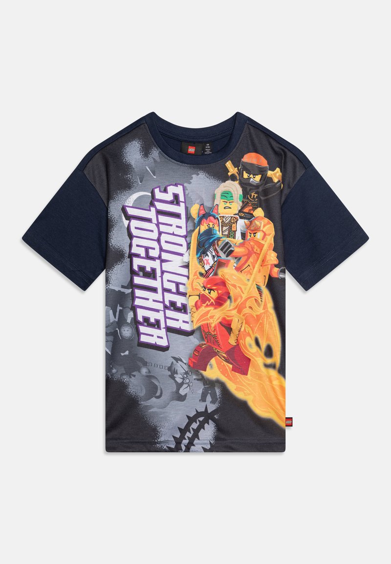 Kurzärmliges T-Shirt in Marineblau und Grau mit LEGO-Figur-Grafik, versehen mit dem Text "Gemeinsam Stärker" und Flammendesignelementen.