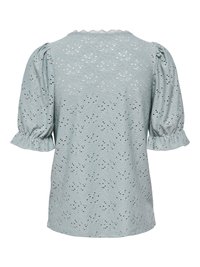 Jasnoniebieska bluzka z ażurowej koronki z krótkimi bufkami i falbankowymi mankietami, widziana od tyłu.