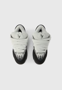 Ζευγάρι γκρι και μαύρα sneakers με φαρδιές άσπρες κορδόνια, μαύρο κείμενο "1:1" και "LaFrancé" και λογότυπο "LF" στη γλώσσα, απόψη