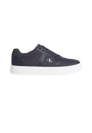 Pantof sport negru, de tip low-top, din material textil tip plasă, cu talpă albă, șireturi și logo "cK" pe lateral.