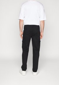 Zwarte cargobroek met een rechte pasvorm, voorzien van twee zijzakken, een zachte textuur en een elastische tailleband voor extra comfort.