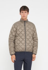 Gepolsterte, leichte Jacke in einem gedämpften Grau-Brown mit hohem Kragen und vollem Reißverschluss, ausgestattet mit einem Rautenmuster und elastischen Bündchen.