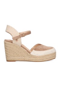 Alpargatas de cuña beige con plataforma de yute trenzado, parte superior de ante y una correa de tobillo con patrón. Presenta una punta redonda y acentos texturizados.