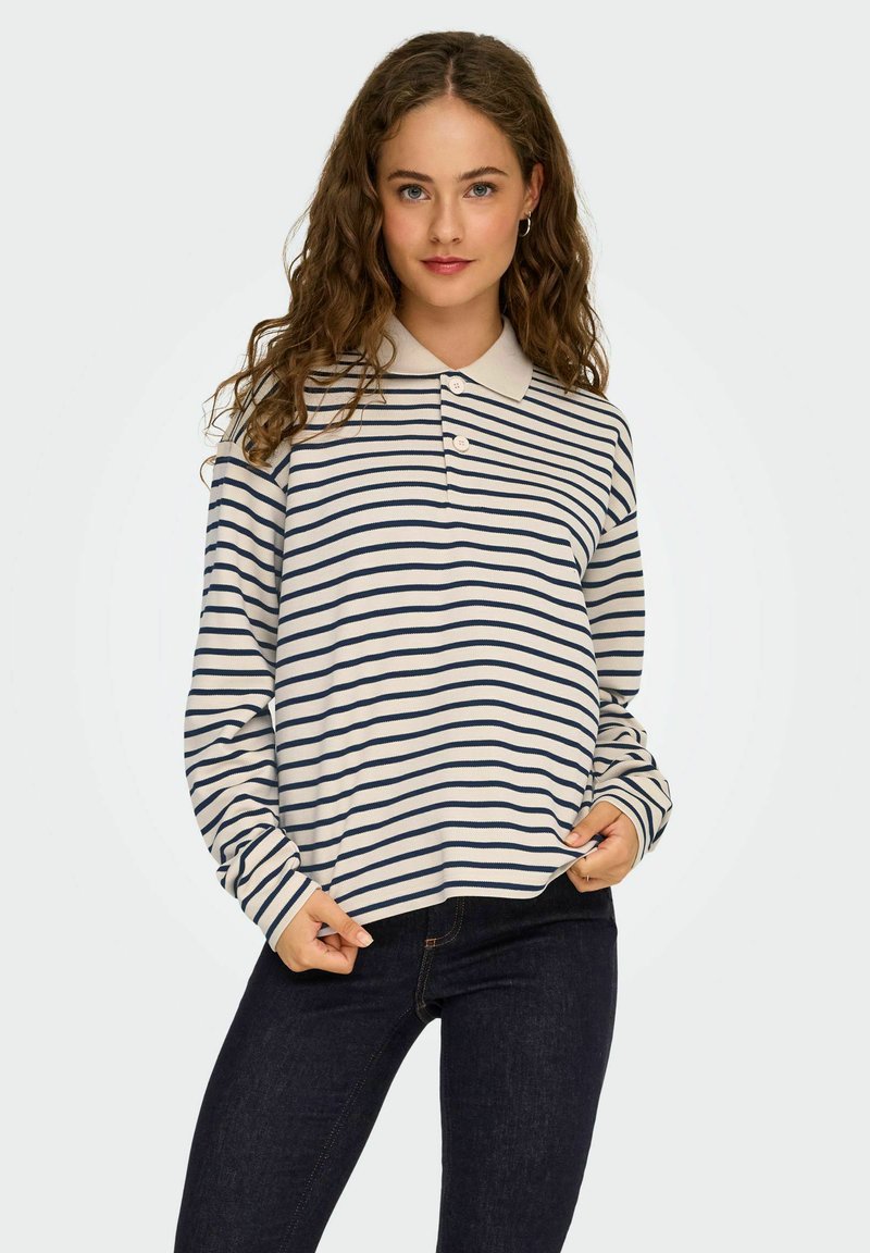 Polo a maniche lunghe a righe in crema e blu navy. Presenta un colletto classico e una placca con tre bottoni. Texture morbida con vestibilità rilassata.