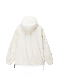 Λευκό ελαφρύ μπουφάν με κουκούλα, ελαστικές μανσέτες, ρυθμιζόμενο κάτω μέρος με κορδόνι και μικρή έγχρωμη λεπτομέρεια λογότυπου στον αριστερό ώμο.