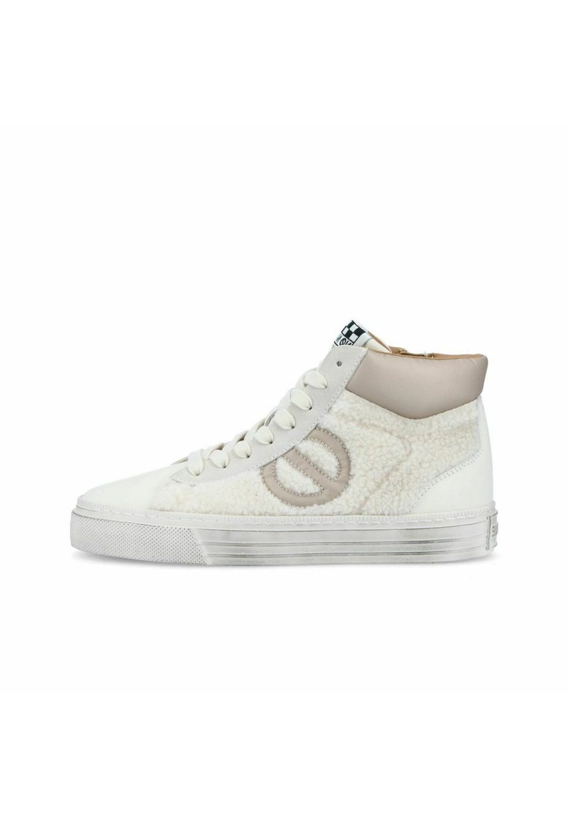 Zapatillas altas con una tela texturizada blanca y un acabado suave similar a la lana, logo redondo, acentos beige y suela de goma.