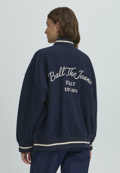 Jachetă din fleece de marină cu text brodat alb "Ball The Jeans Italy EST.1974" pe spate; guler și tiv ribbate cu dungi contrastante.