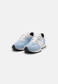 Ett par ljusblå och vita atletiska sneakers med vita snören och svarta texturerade sulor, vända framåt på en enkel bakgrund.