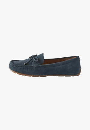 Mocasines de ante azul marino con punta redonda, detalle de lazo atado en la parte delantera y suela de goma marrón en contraste. Textura suave en toda la superficie.