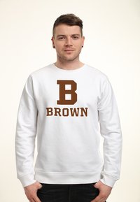 Felpa bianca con una lettera "B" stampata di colore marrone e la parola "BROWN" sotto di essa. Maniche lunghe, scollatura rotonda e una texture morbida.