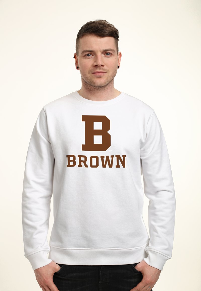 Felpa bianca con una lettera "B" stampata di colore marrone e la parola "BROWN" sotto di essa. Maniche lunghe, scollatura rotonda e una texture morbida.