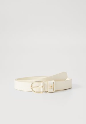 Cinto de couro branco com fivela dourada. Apresenta uma textura suave e um logotipo discreto estampado na correia. Comprimento ajustável.