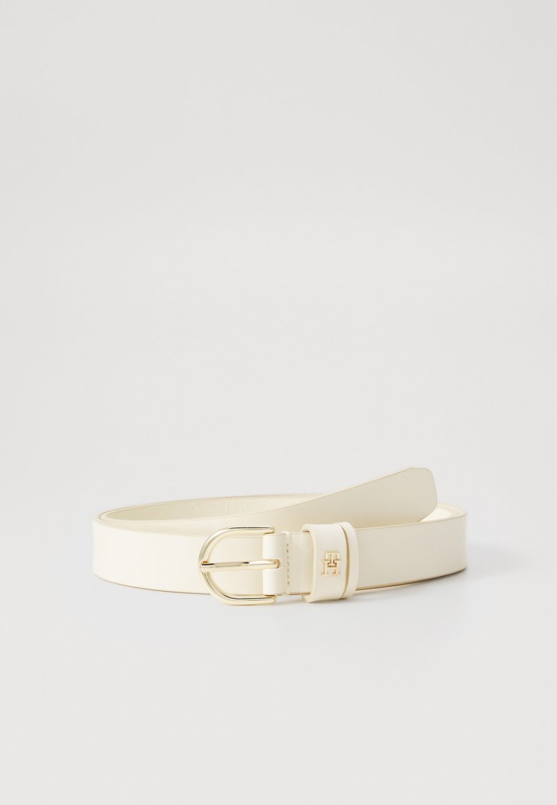 Weißer Ledergürtel mit einer goldenen Schnalle. Besitzt eine glatte Textur und ein dezentes, in den Riemen geprägtes Logo. Verstellbare Länge.