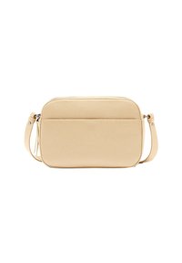Borsa a tracolla in pelle beige con texture liscia, forma rettangolare e tracolla sottile; presenta una tasca con zip sul davanti.