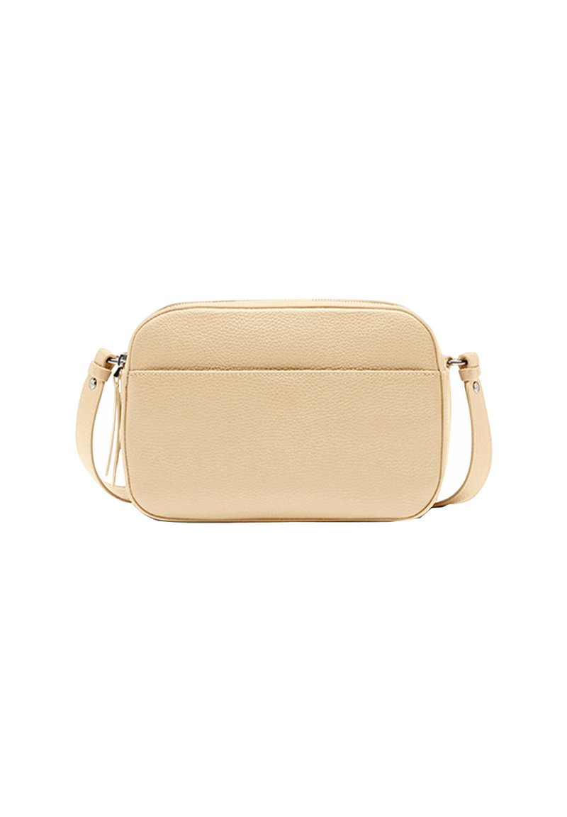 Borsa a tracolla in pelle beige con texture liscia, forma rettangolare e tracolla sottile; presenta una tasca con zip sul davanti.