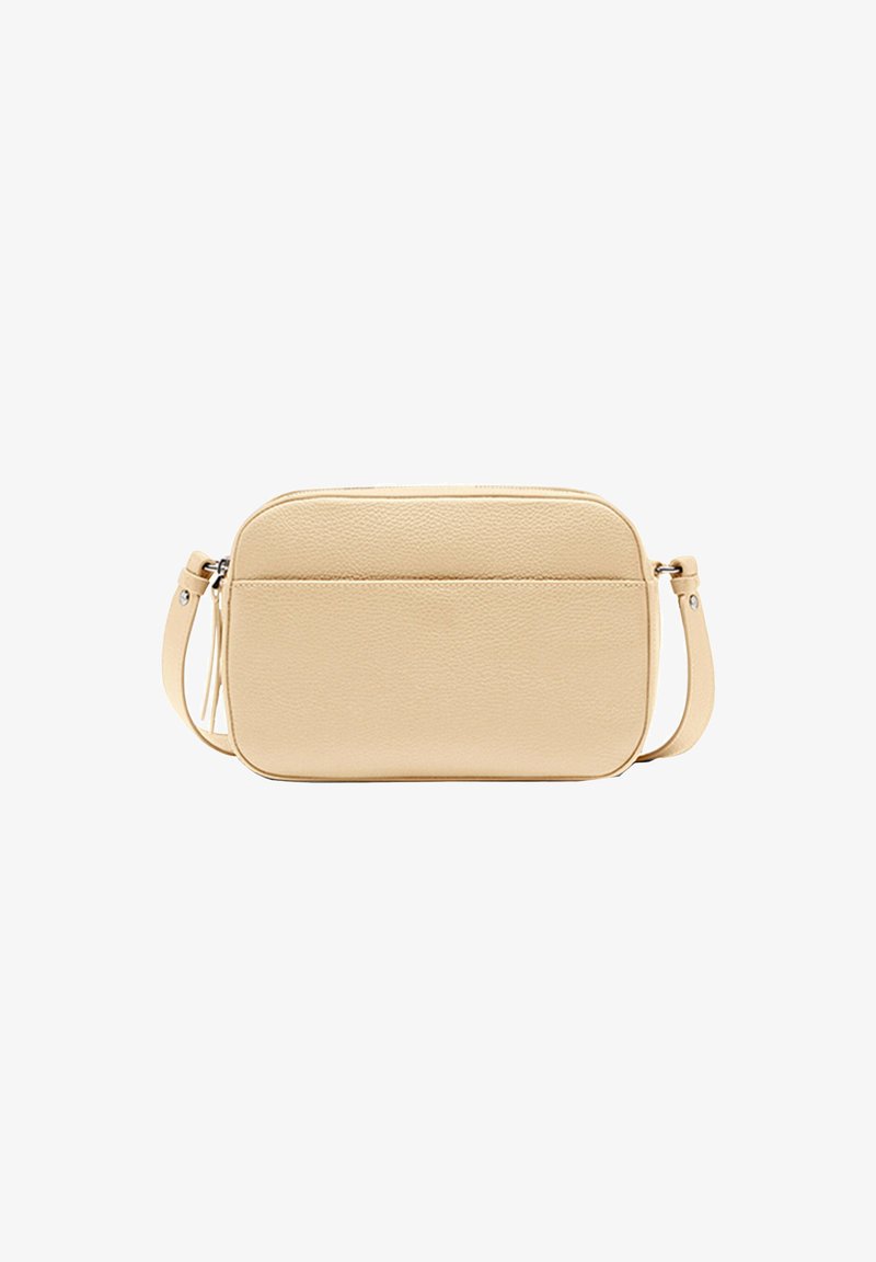Borsa a tracolla in pelle beige con texture liscia, forma rettangolare e tracolla sottile; presenta una tasca con zip sul davanti.