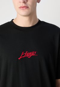 HUGO Μπλουζάκι με στάμπα - black