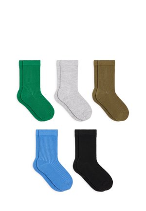Cinq paires de chaussettes côtelées longueur mi-mollet en vert, gris, marron, bleu et noir, disposées en deux rangées sur fond blanc.